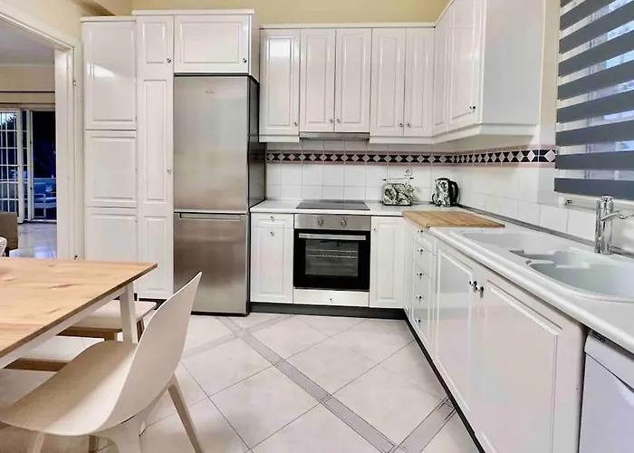 فيلة Hippocrates House