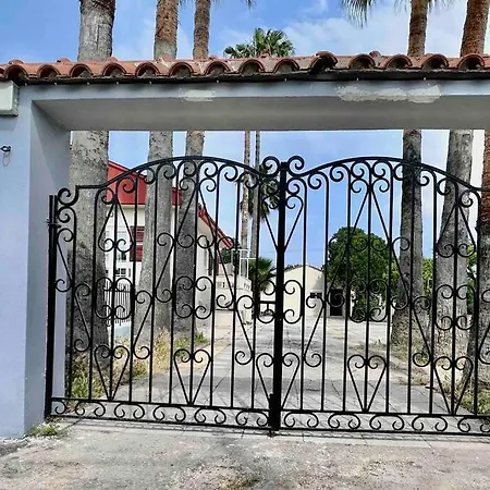 Вілла Hippocrates House *